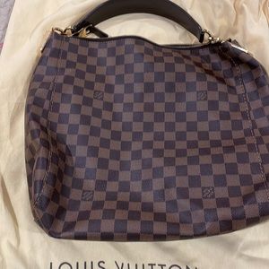 The iconic Damier print makes this Louis Vuitton bag simply gorgeous.